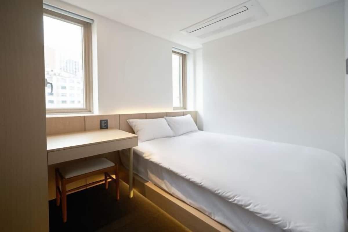 3 habitaciones, ropa de cama hipoalergénica y escritorio