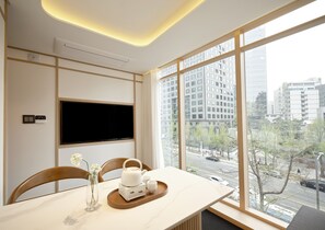 Cozy City Twin Room | Mörkläggningsgardiner, strykjärn/strykbräda, gratis wi-fi och sängkläder