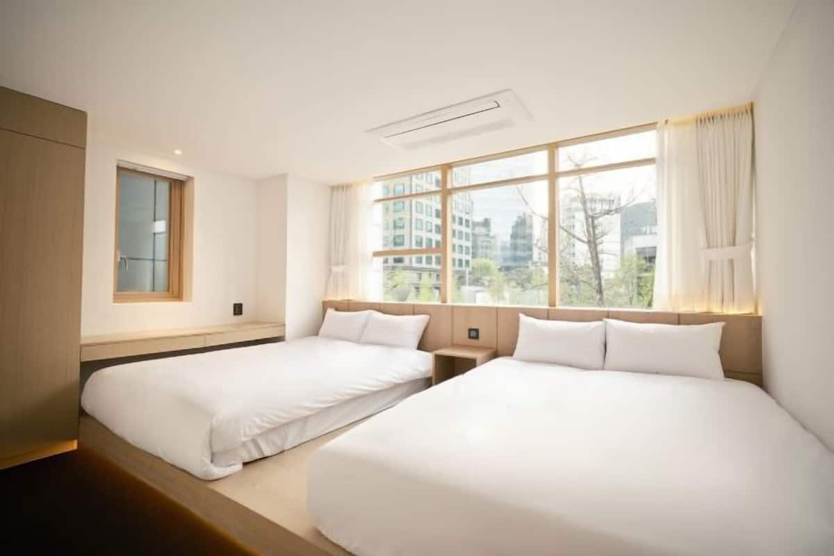 3 habitaciones, ropa de cama hipoalergénica y escritorio