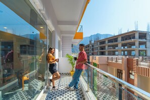 Soundproofing, free WiFi, bed sheets - The Social Stays Rishikesh (Narendranagar)