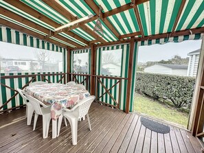 Outdoor dining - A - d'1 km à Pied de la Plage de St-gilles Mobil Home Dans PRL 3 Sécurisé (Saint-Gilles-Croix-de-Vie)