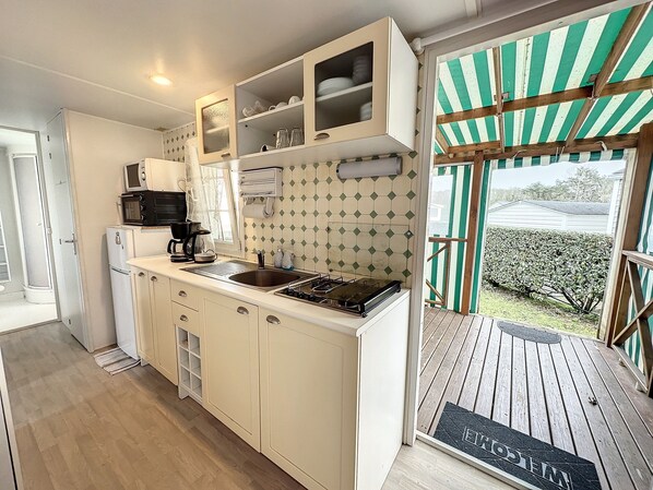 Cookware/dishes/utensils - A - d'1 km à Pied de la Plage de St-gilles Mobil Home Dans PRL 3 Sécurisé (Saint-Gilles-Croix-de-Vie)