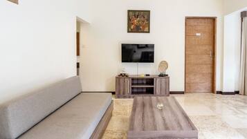 Vila, 3 kamar tidur, kolam renang pribadi | Ruang keluarga | Televisi LED 32-inci dengan saluran TV digital
