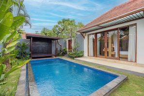 Outdoor pool, sun loungers - Kings Villas Sanur By Moria (Denpasar)