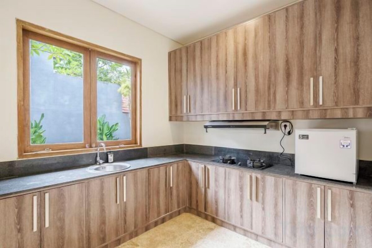 Private kitchen | Mini-fridge, microwave, stovetop, cookware/dishes/utensils