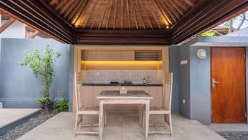 Villa, 1 habitación, alberca privada | Cocina privada | Frigobar, microondas, parrilla de estufa y utensilios de cocina