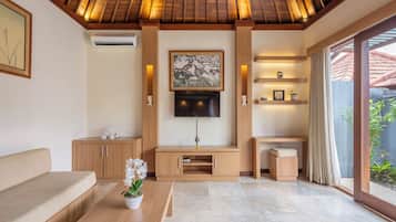 Villa, 1 habitación, alberca privada | Área de sala de estar | Televisión LED de 32 pulgadas con canales digitales