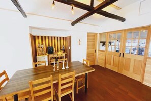 獨棟房屋 | 起居區 | 平面電視、玩具