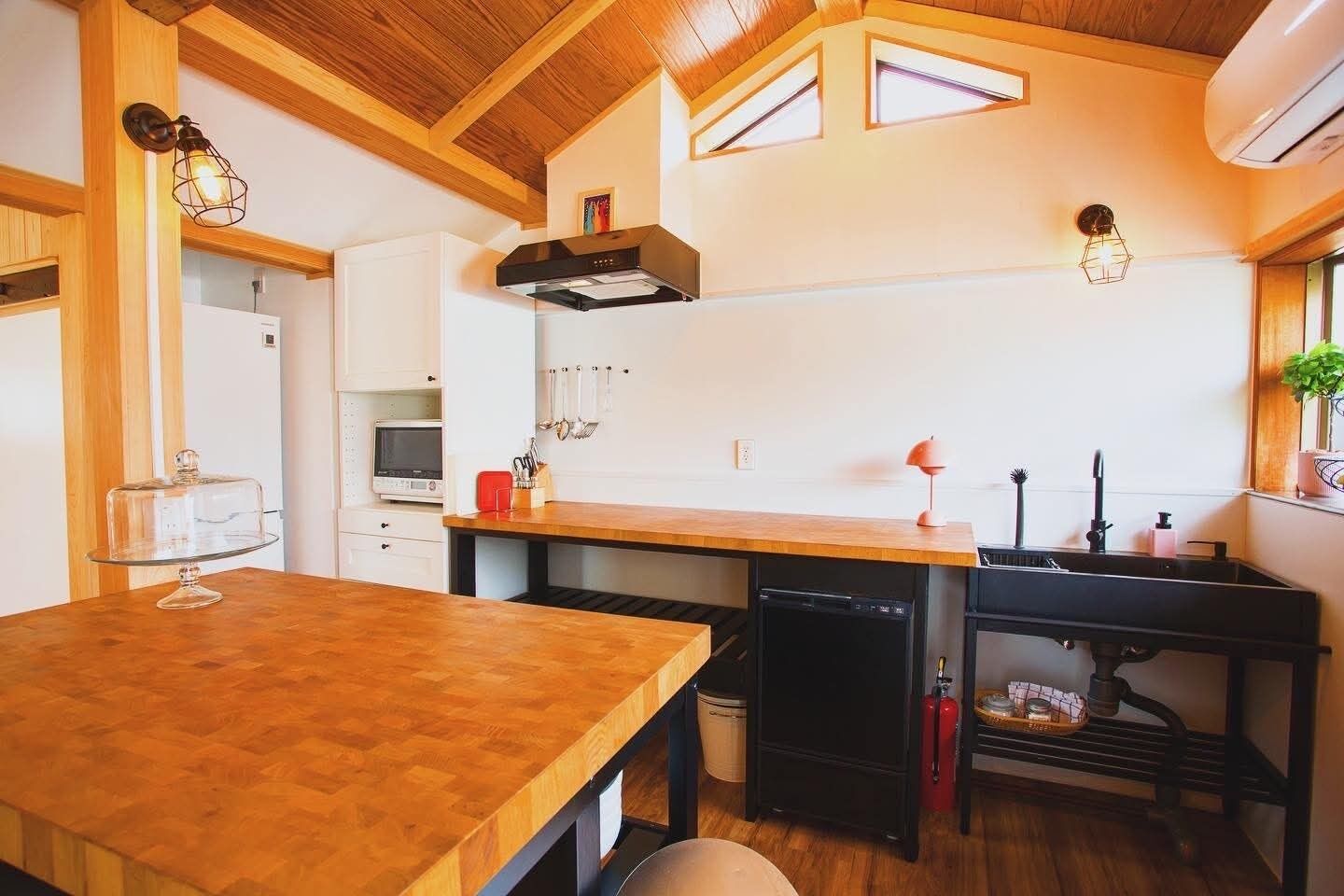 House | Private kitchen | Full-sized fridge, microwave, oven, stovetop