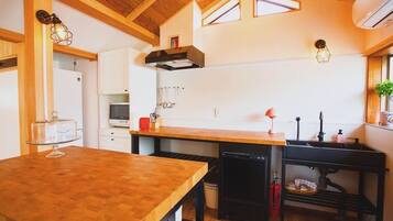 House | Private kitchen | Full-sized fridge, microwave, oven, stovetop