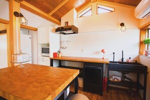Hus | Eget kök | Stort kylskåp, mikrovågsugn, ugn och spishäll