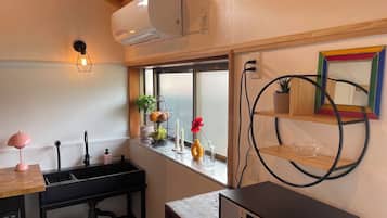 Full-sized fridge, microwave, oven, stovetop