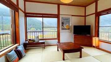 House | 3 bedrooms, desk, blackout drapes, soundproofing