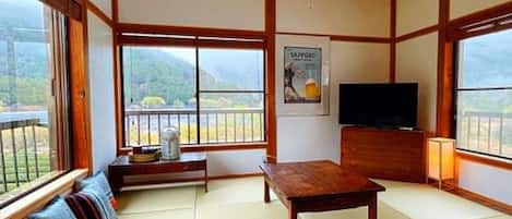 House | 3 bedrooms, desk, blackout curtains, soundproofing