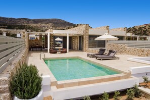 Seasonal outdoor pool, pool umbrellas, pool loungers - Orelia Luxury Villas (Karpathos)