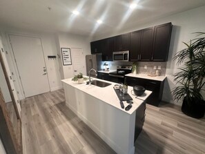 Signature appartement, 1 slaapkamer, balkon | Privékeuken | Een koelkast, een microgolfoven, een oven, een kookplaat