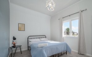 9 quartos, escrivaninha, ferros/tábuas de passar roupa, berço de viagem