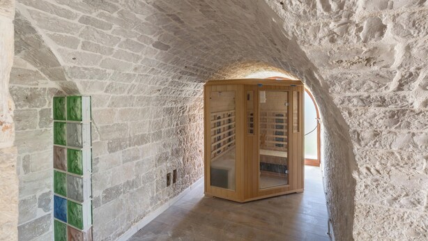 A stone-walled corridor with a wooden sauna and a tiled floor. - 3787 ADT - Camera Matrimoniale Luxury (Mottola)