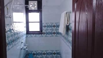 淋浴设施、毛巾、肥皂、卫生纸