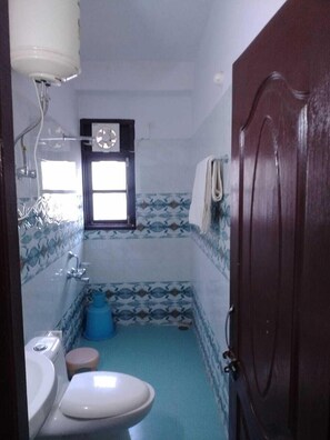 Douche, serviettes fournies, savon, papier toilette