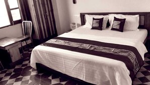 A bedroom with a bed, a chair, a desk, and a wardrobe. - Heavens Mahasu Villa By GRB (Shimla)