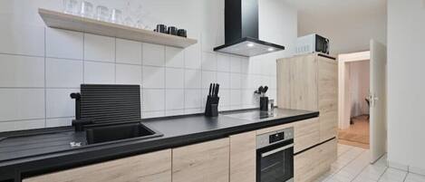 Køleskab, mikrobølgeovn, ovn, kogeplade