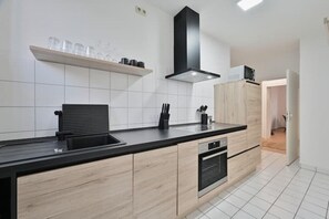 Køleskab, mikrobølgeovn, ovn, kogeplade