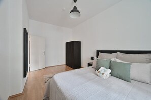 1 habitación, escritorio, tabla de planchar con plancha y cuna de viaje 