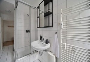 Bruser, hårtørrer, håndklæder, Sæbe