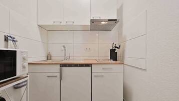 Kühlschrank, Mikrowelle, Herdplatte, Geschirrspüler