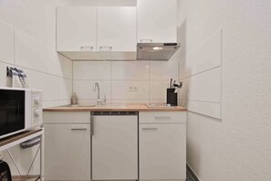 Geladeira, micro-ondas, cooktop, cafeteira/chaleira