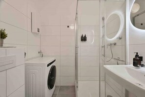 Suihku, ilmaiset hygieniatuotteet, hiustenkuivaaja, pyyhkeet