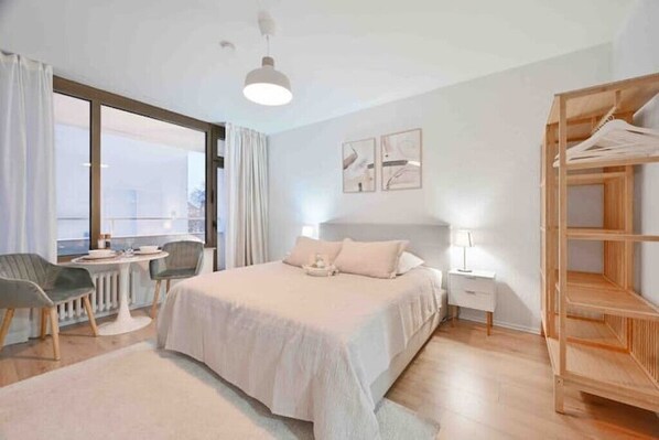 1 habitación, escritorio, tabla de planchar con plancha y wifi gratis 