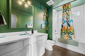 Shower, eco-friendly toiletries, hair dryer, towels - Heading South: 5min->DT Rooftop+Urban Artsy Decor (Nashville)