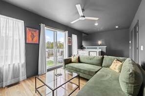 Smart TV, fireplace, books - Heading South: 5min->DT Rooftop+Urban Artsy Decor (Nashville)