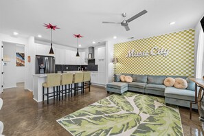 Smart TV, fireplace, books - Heading South: 5min->DT Rooftop+Urban Artsy Decor (Nashville)