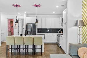 Fridge, microwave, oven, stovetop - Heading South: 5min->DT Rooftop+Urban Artsy Decor (Nashville)