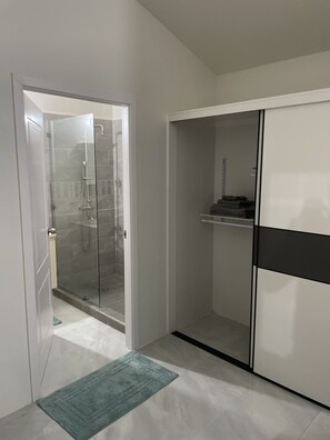 Miljøvennlige toalettsaker, hårføner, håndklær og såpe