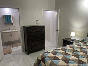 2 bedrooms, in-room safe, iron/ironing board, free WiFi - Serenity @ Camelot Village (Discovery Bay)