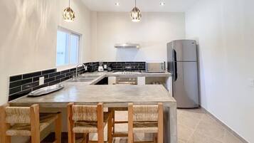 Refrigerador, microondas, horno y parrilla de estufa