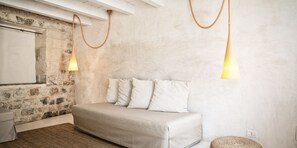 Luxury Room, City View | Living area