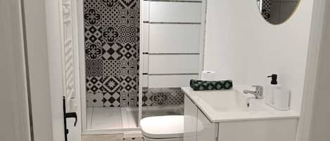 Serviettes fournies, savon, papier toilette