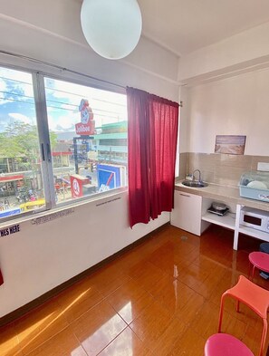 舒适客房, 1 间卧室, 简易厨房, 城市景观 | 私人简易厨房 | 迷你冰箱、厨具/餐具、餐桌