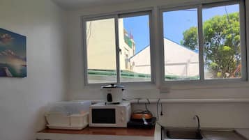 Kamar Standar, 1 Tempat Tidur Double, Bebas Asap Rokok, kamar mandi pribadi | Dapur kecil pribadi | Lemari es kecil, peralatan masak/sendok-piring, dan meja makan