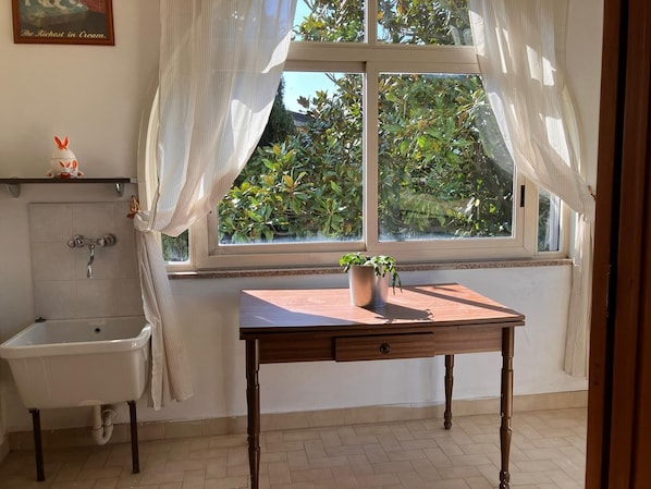 Shower, free toiletries, hair dryer, bidet