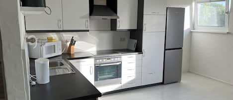 Réfrigérateur, four à micro-ondes, un four, surface de cuisson