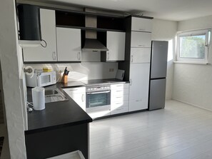 Een koelkast, een magnetron, een oven, een kookplaat