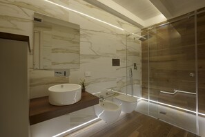 Een douche, een haardroger, een bidet, handdoeken