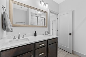 Douche, articles de toilette écologiques, sèche-cheveux