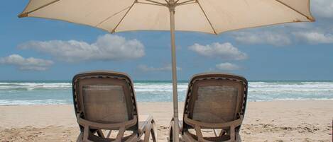 Chaises longues, serviettes de plage